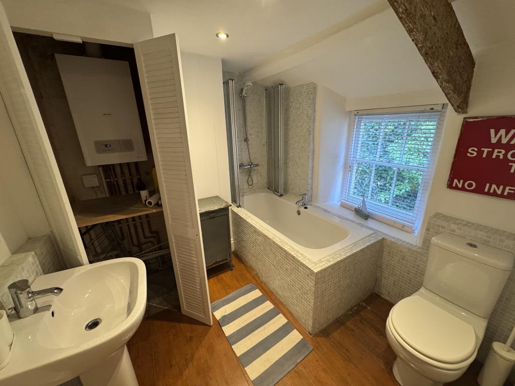 Lot: 66 - PERIOD COTTAGE IN DESIRABLE LOCATION - View of bathroom